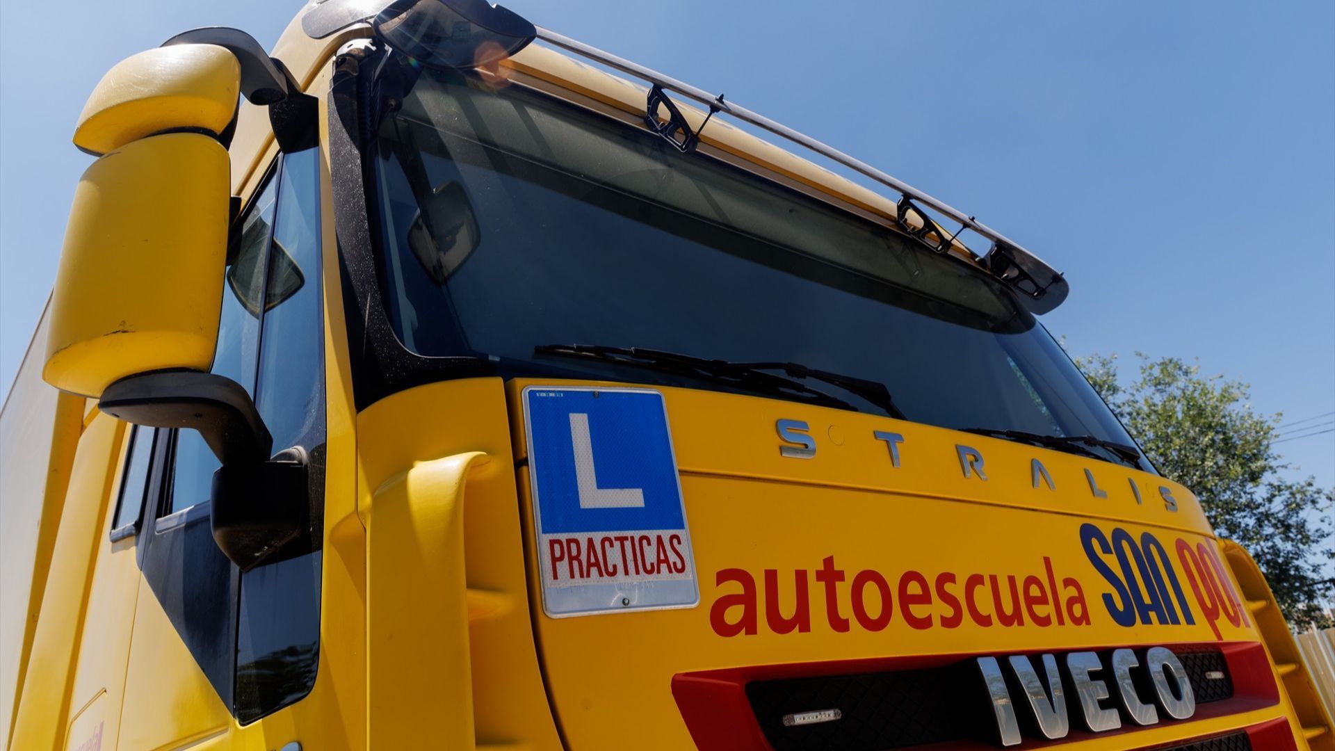 Un camión de prácticas de autoescuela.