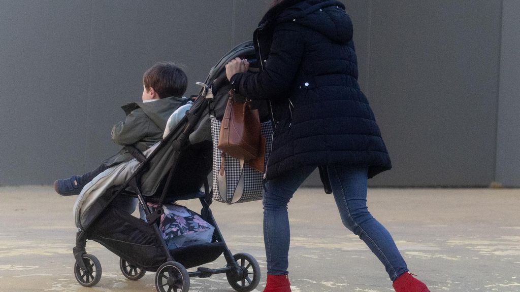 El cuidado de los hijos sigue siendo cosa de mujeres: lo que revelan los datos