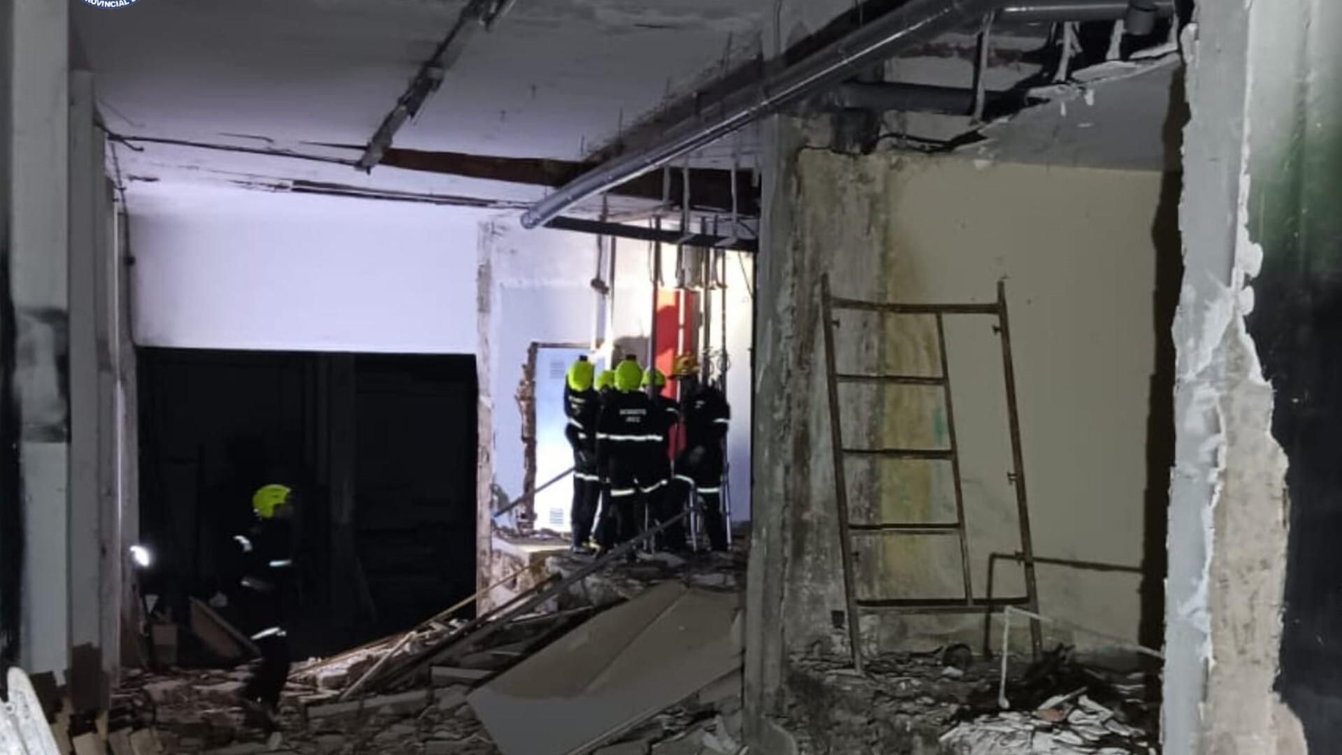 Bomberos apuntalan de urgencia un edificio en Burjassot tras detectar problemas en la planta baja