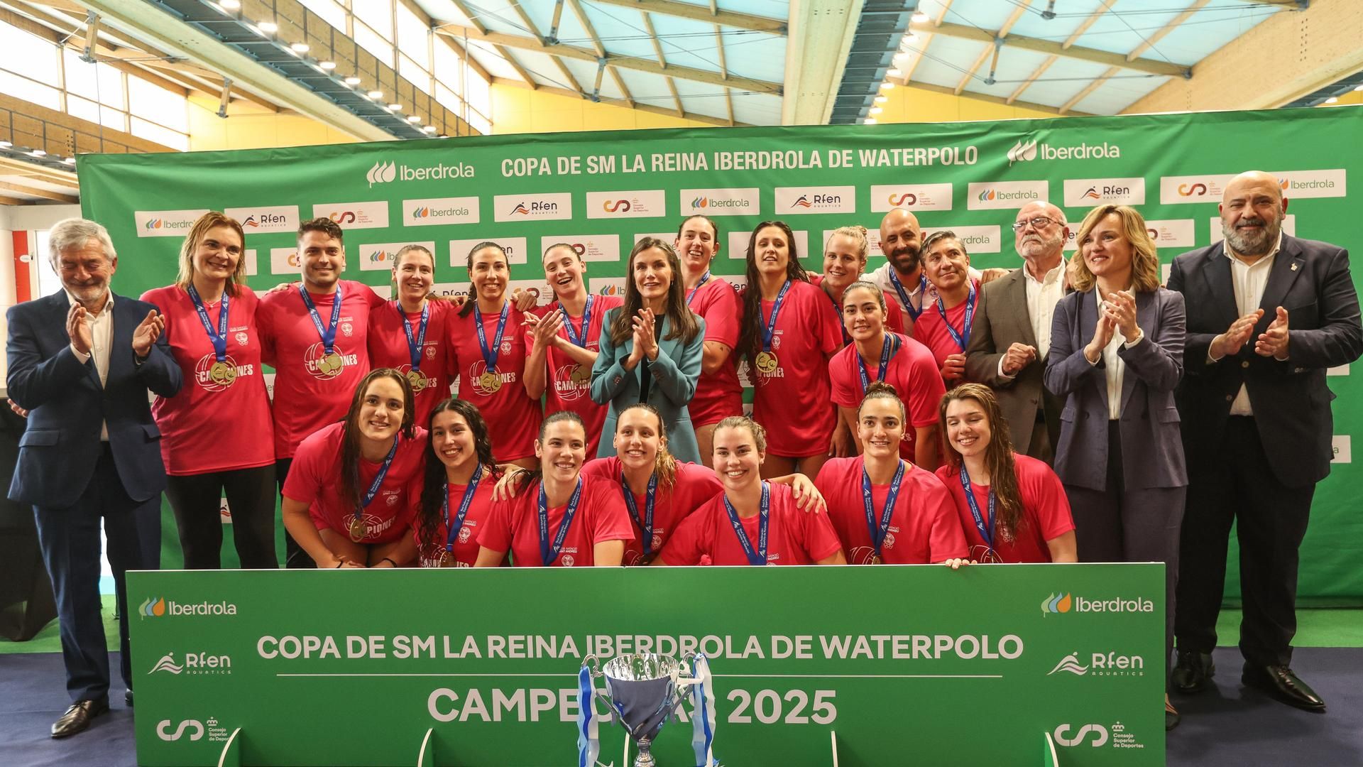 La Reina Letizia otorga la Copa de la Reina de waterpolo al Sant Andreu