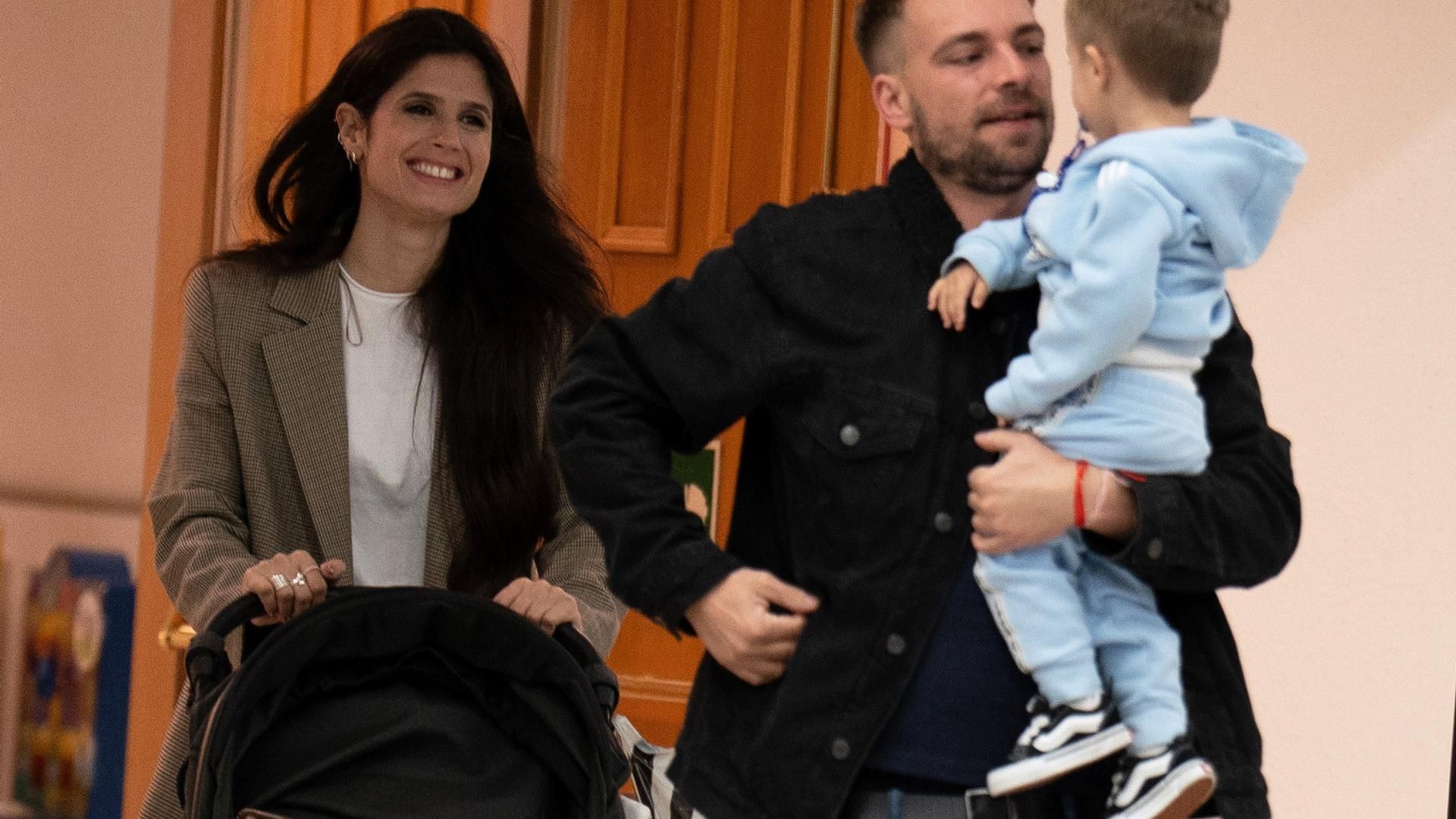 José María Almoguera y María La Jerezana junto al hijo del joven en su primer plan 'familiar' tras 'GH DÚO'