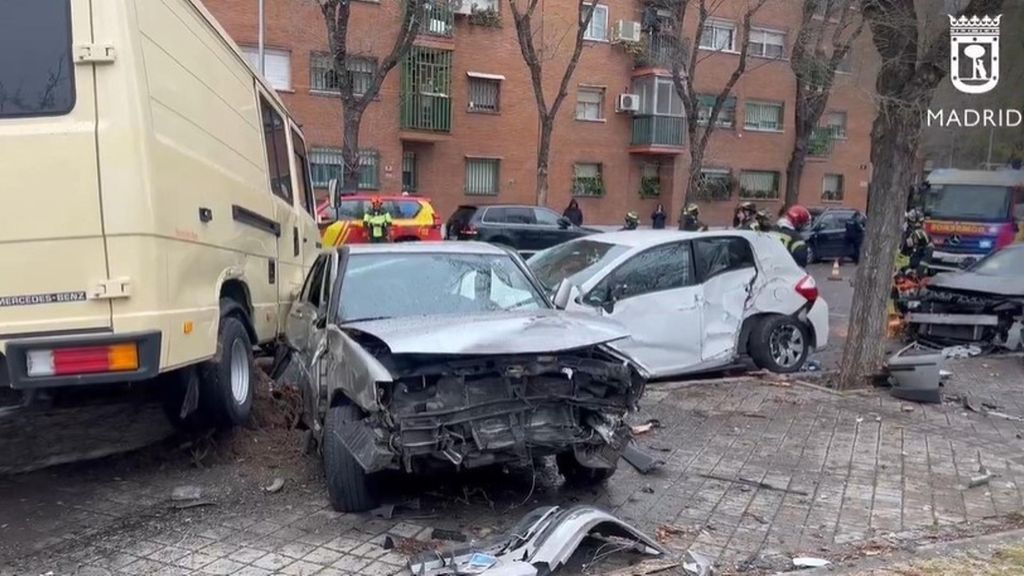 Un camionero pierde el control y se empotra contra nueve vehículos aparcados en Madrid