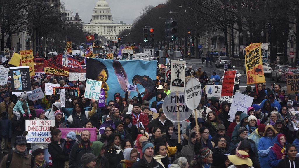 Archivo - Imagen de archivo de una manifestación contra el oleoducto Dakota Access frente a la Casa Blanca en Washington (EEUU)