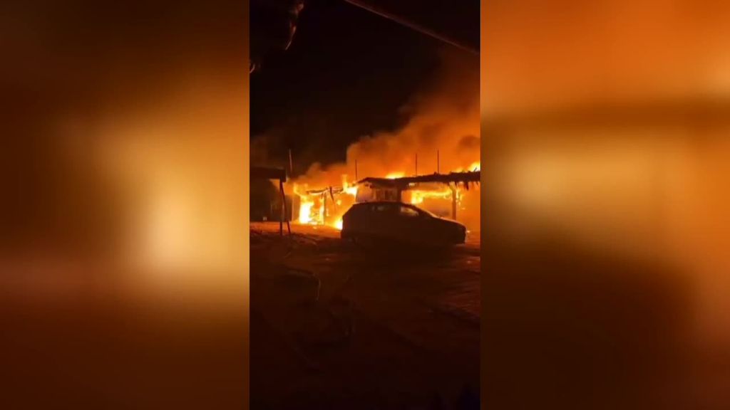 Un incendio devora un conocido chiringuito de madera en una playa de Isla Cristina, Huelva