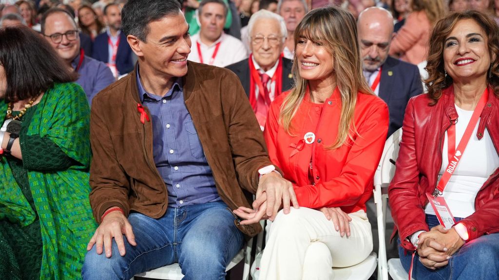 Archivo - El Presidente del Gobierno, Pedro Sánchez, y su esposa Begoña Gómez durante la clausura del 41º Congreso Federal del PSOE en el Palacio de Congresos y Exposiciones. A 1 de diciembre de 2024, en Sevilla, Andalucía (España).