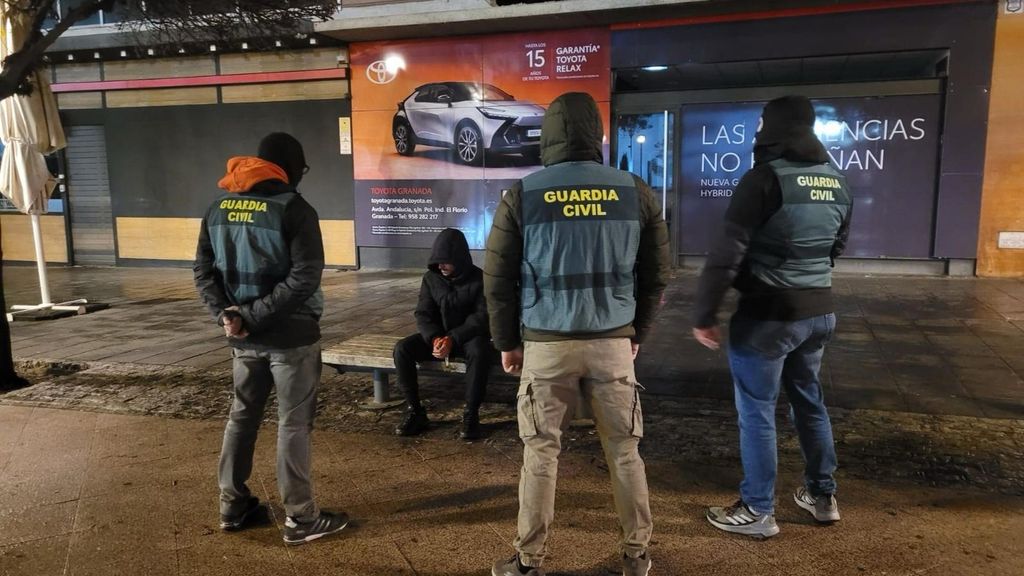Agentes de la Guardia Civil custodian a un yihadista tras su detención