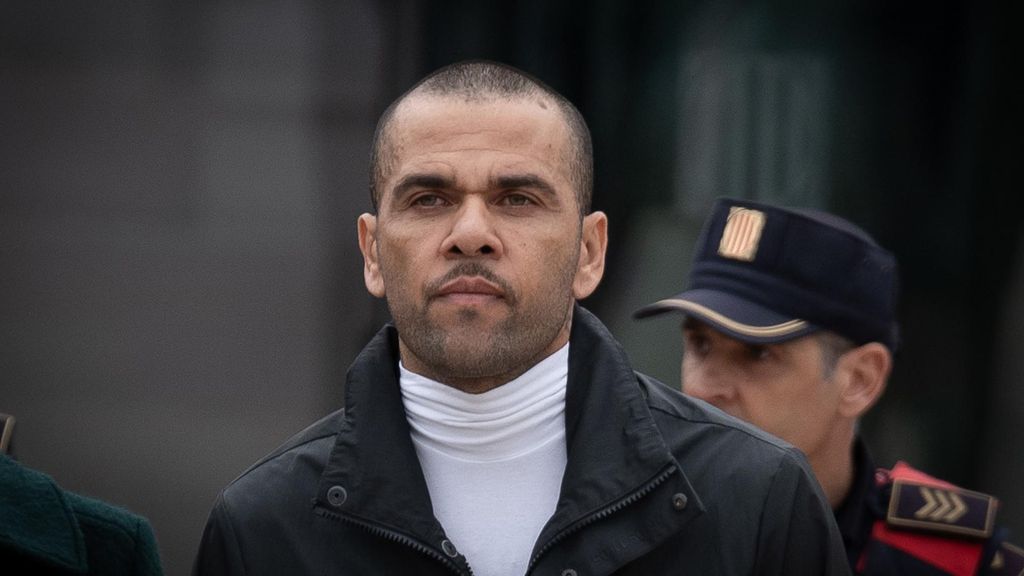 Archivo - El exfutbolista Dani Alves a su salida de la cárcel de Can Brians, a 25 de marzo de 2024, en Sant Esteve de Sesrovires, Barcelona, Catalunya (España)