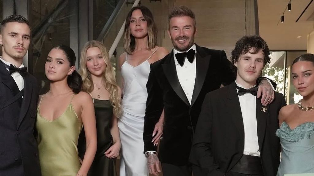 David y Victoria Beckham con sus hijos Romeo, Cruz -con sus respectivas novias- y Harper.