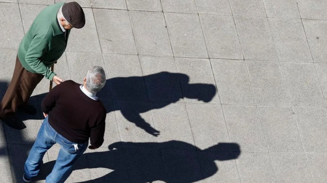 Dos jubilados charlan en la calle.