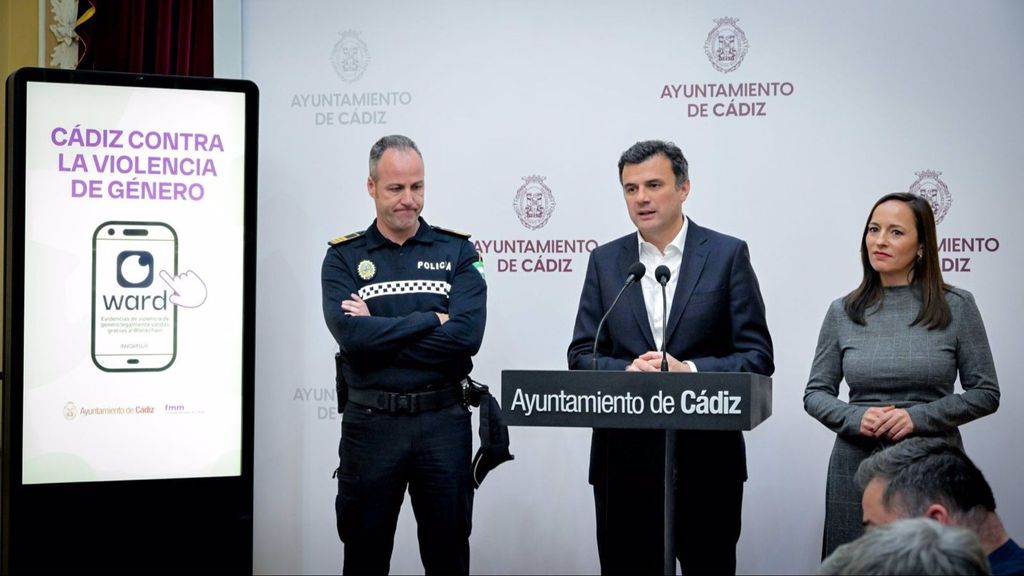 El alcalde de Cádiz, Bruno García, la concejala de Igualdad, Virginia Martín, y el inspector de la Policía Local Andrés Ochoa, presentan la aplicación móvil Ward