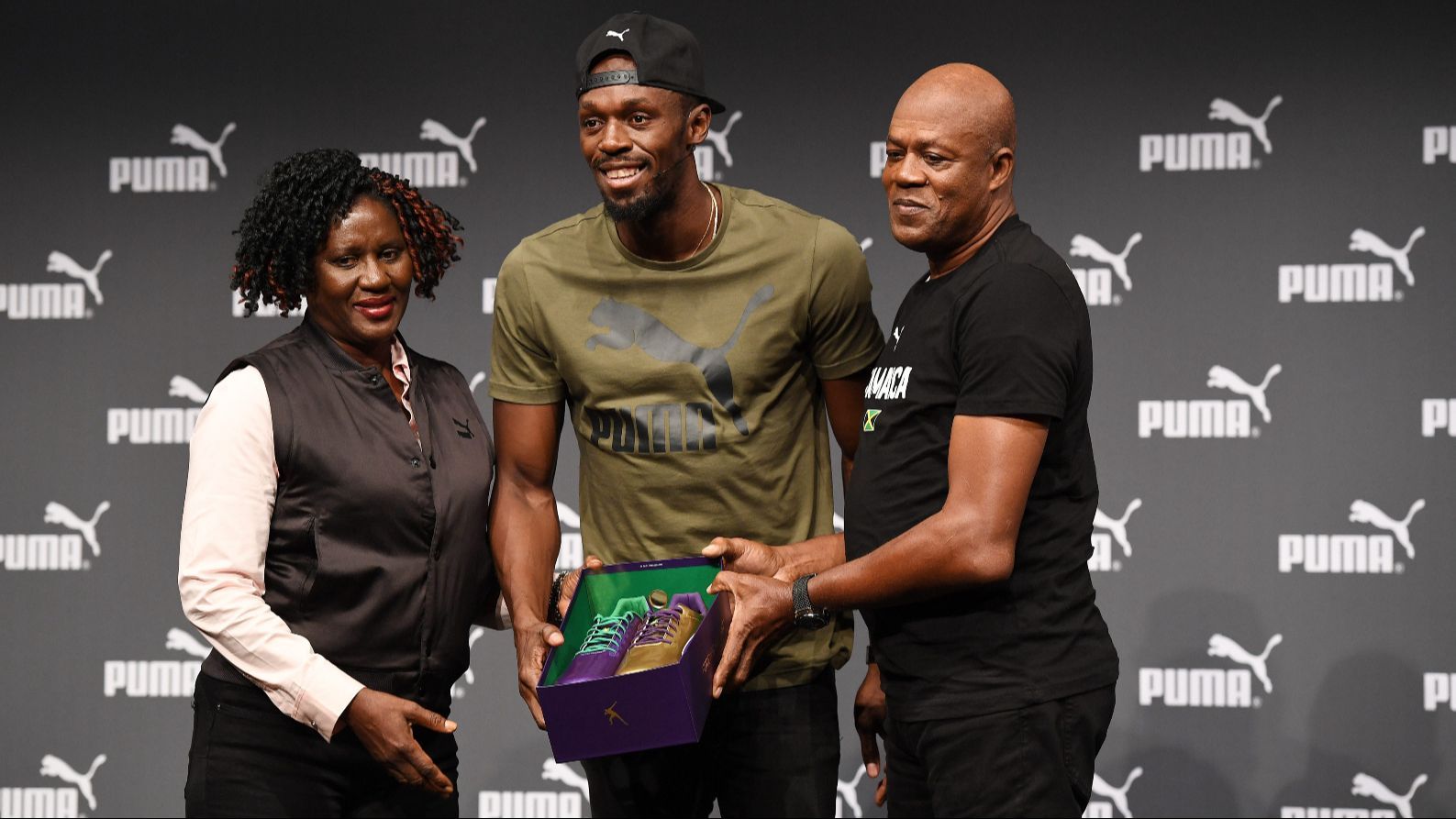 El atleta olímpico Usain Bolt, junto a sus padres