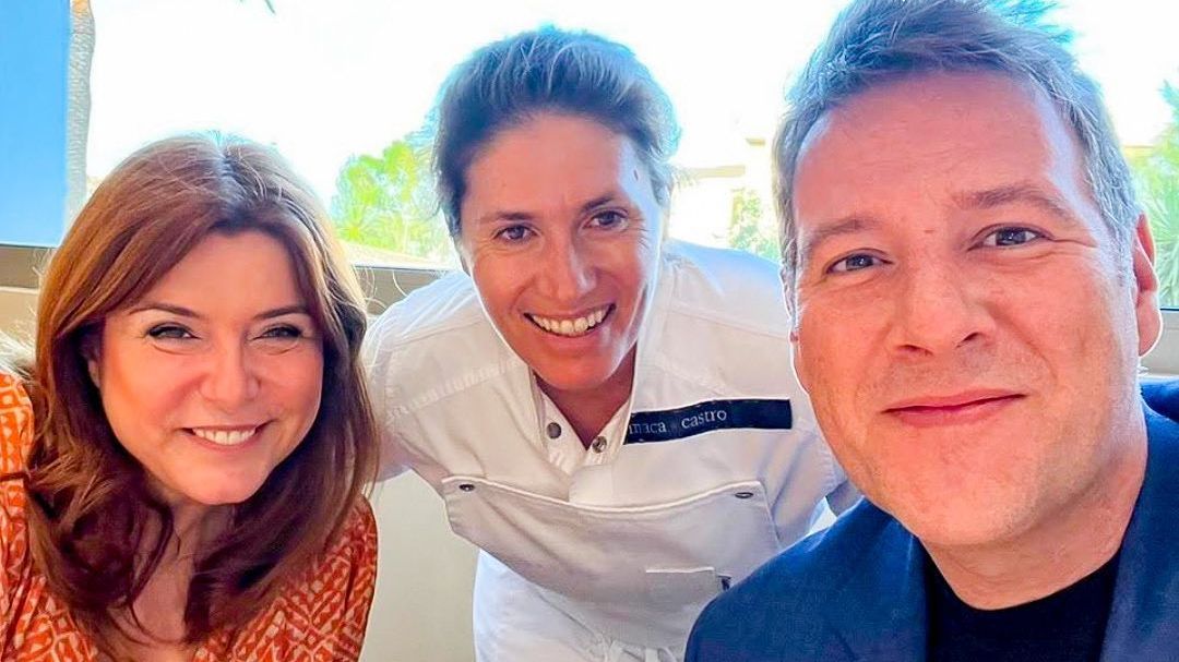 El matrimonio, junto a la chef Maca de Castro