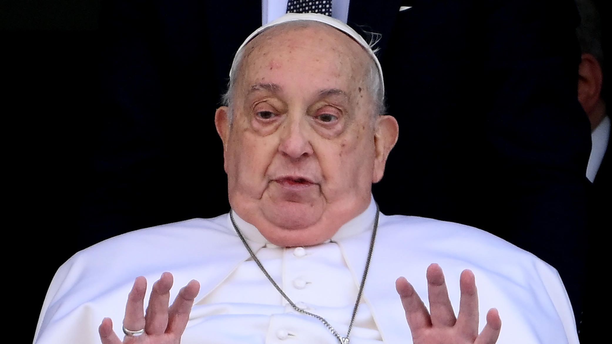 El papa Francisco mejora pese a seguir utilizando cánulas nasales durante la noche, según el Vaticano