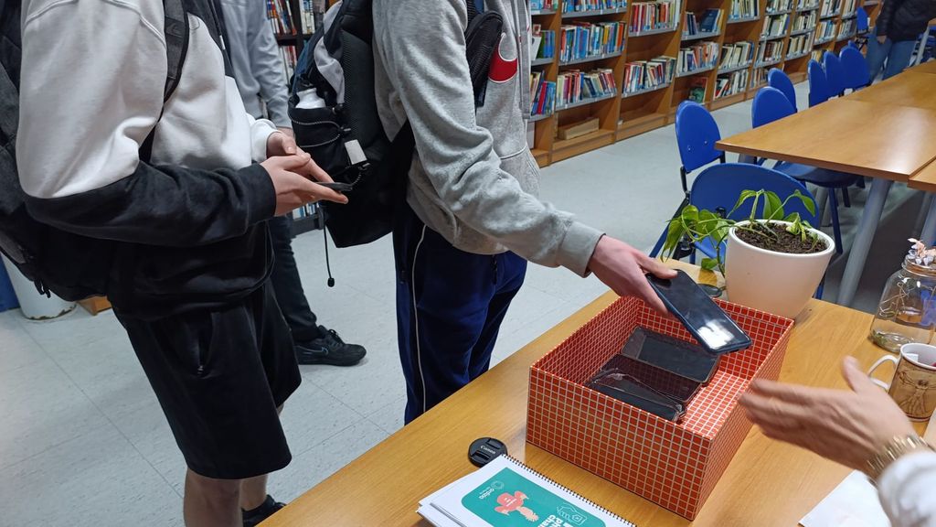Los 15 participantes, adolescentes y adultos, guardaron sus móviles en una caja, en el instituto