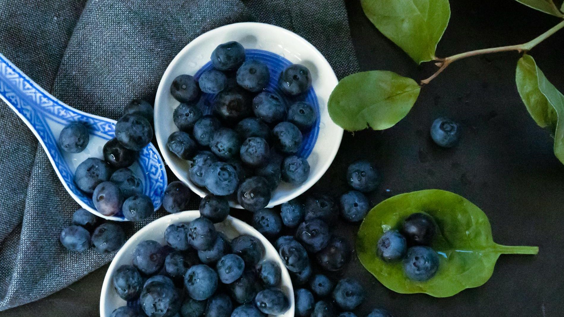 Los arándanos son una de las frutas recomendadas habitualmente, pero no son milagrosos