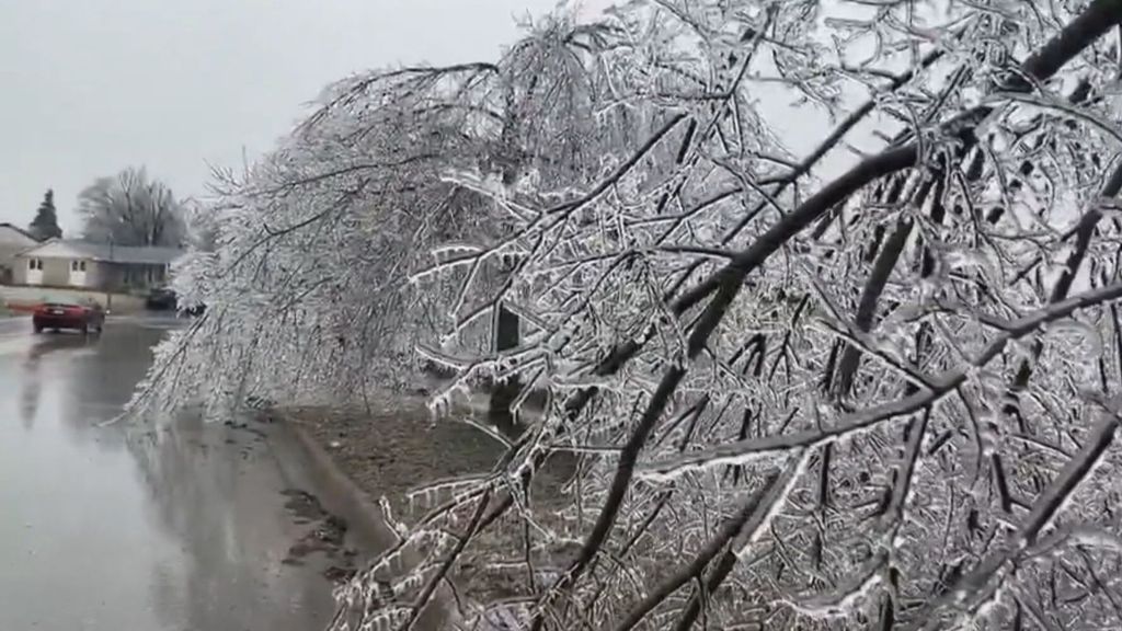 Canadá, sin luz por una tormenta de hielo