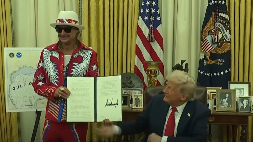 Trump firmó la orden en el Despacho Oval con el cantante Kid Rock junto a él