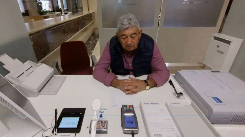 Un ciudadano es atendido a distancia desde un punto de atención de la DGT en Teruel