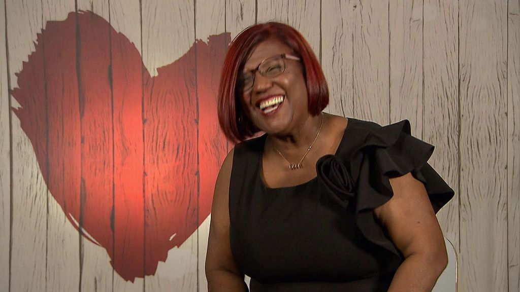 Una soltera saca su lado más pícaro en ‘First Dates’ y se ríe a carcajadas cuando explica su teoría sobre los hombres