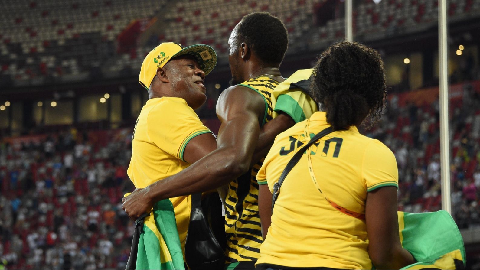 Wellesley Bolt abrazando a su hijo, Usain Bolt