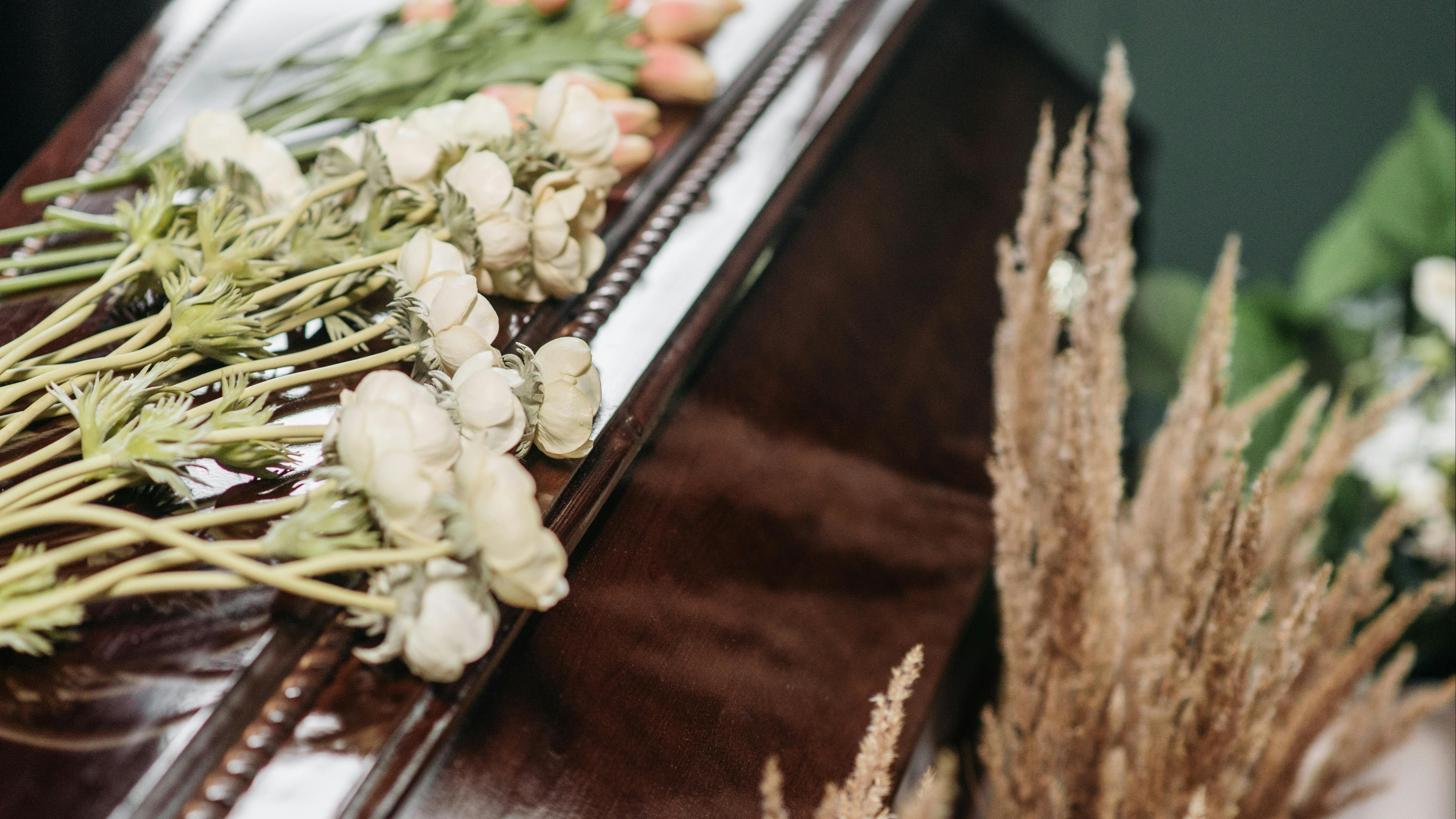 Acusan al director de una funeraria británica de 64 delitos: hay numerosas familias preguntándose si tienen las cenizas correctas