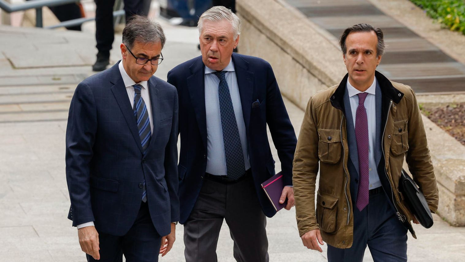 Carlo Ancelotti junto a sus abogados en su llegada al juicio.