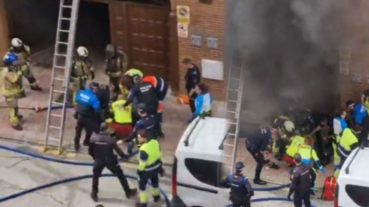 Dos bomberos muertos, 14 heridos y un vecino intoxicado en un incendio ...