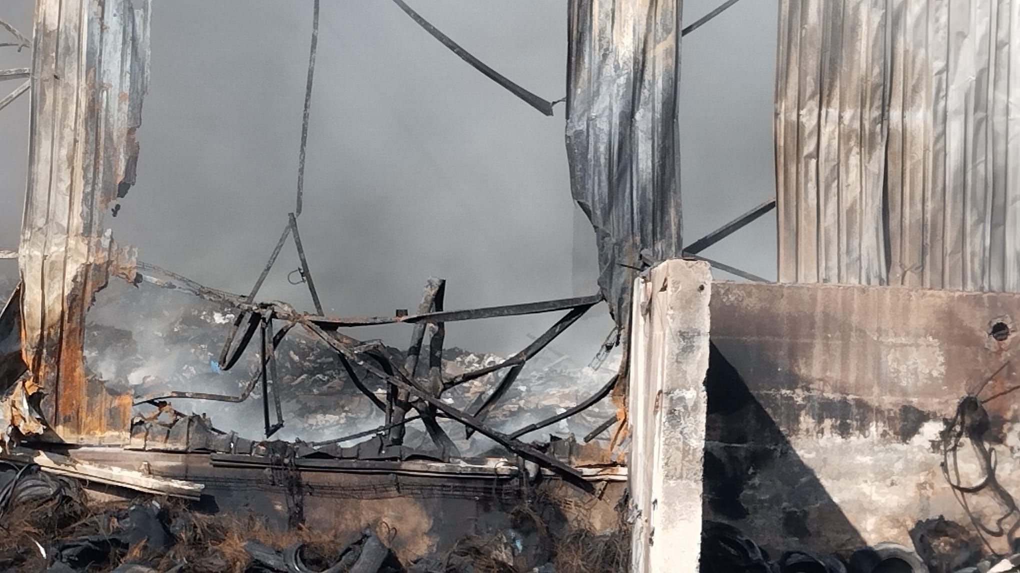 El fuego aún tardará al menos un día en ser sofocado