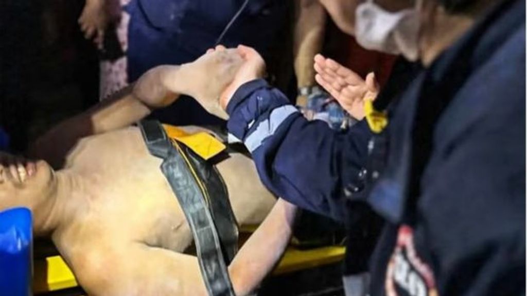 El hombre cuando era trasladado por los equipos de rescate a un hospital de Birmania.