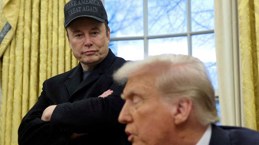 Elon Musk (i) y el presidente de los Estados Unidos, Donald Trump (d), en el Despacho Oval de la Casa Blanca, Washington