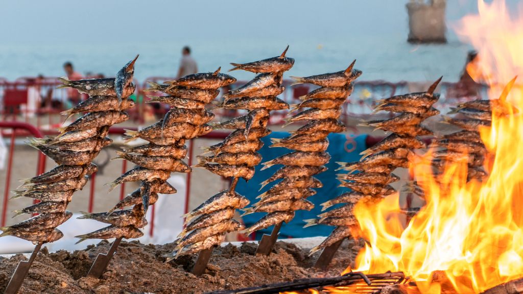 Tres chiringuitos imprescindibles para comer espetos en Málaga