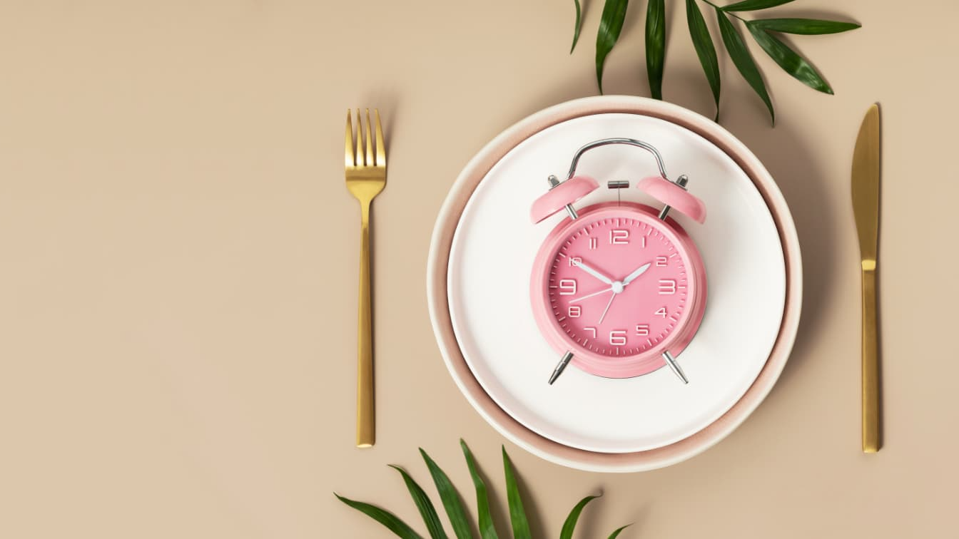 Imagen de un plato y un reloj