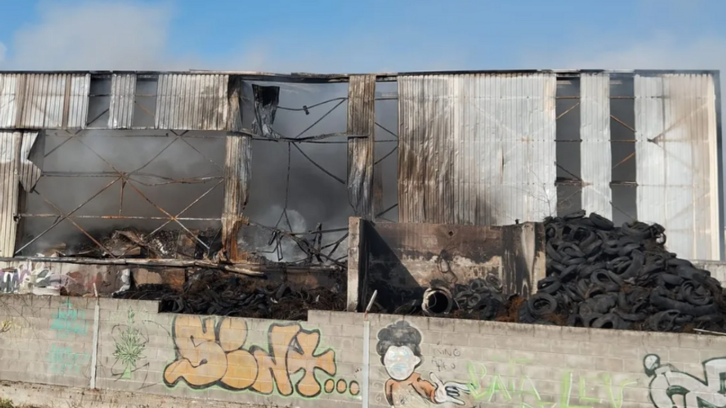 Imagen del estado en el que ha quedado una parte de la nave tras el incendio.