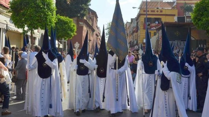 Nazarenos de la Hermandad de la Estrella