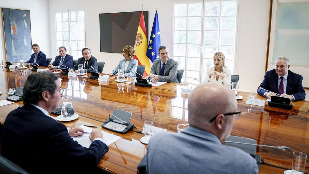 Pedro Sánchez traslada a sindicatos y patronal las posibles respuestas del Gobierno a los aranceles de Trump