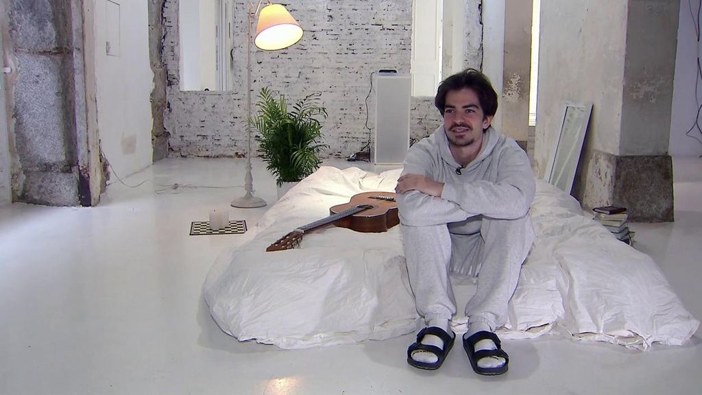 Xavibo, el cantante que vive en un escaparate:  "Hacer una ventana a mi intimidad y a mi soledad era interesante"