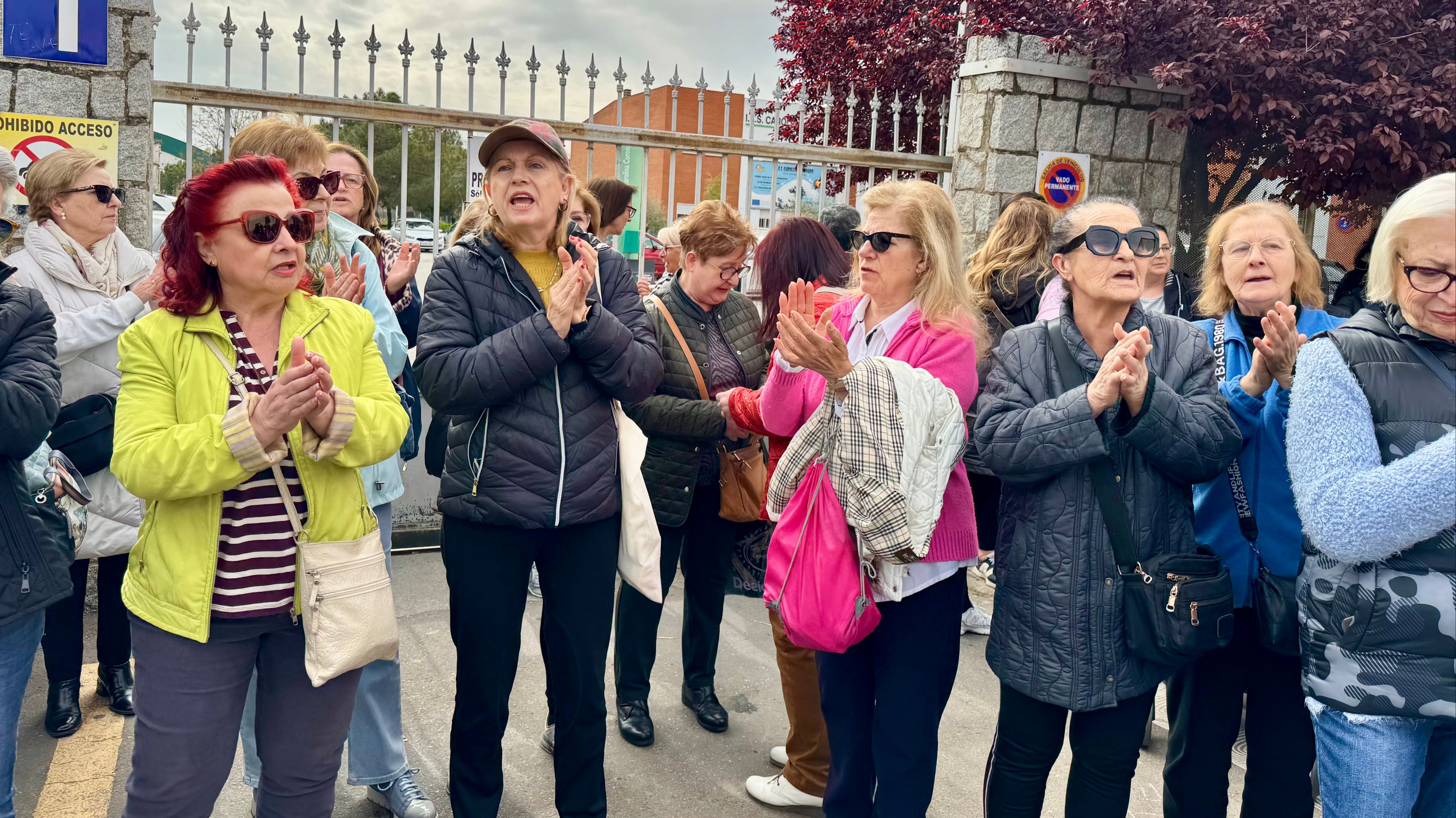 Concentración de protesta a las puertas de un instituto de Almendralejo (Badajoz) donde recientemente se ha denunciado una agresión física y sexual a un menor de 16 años