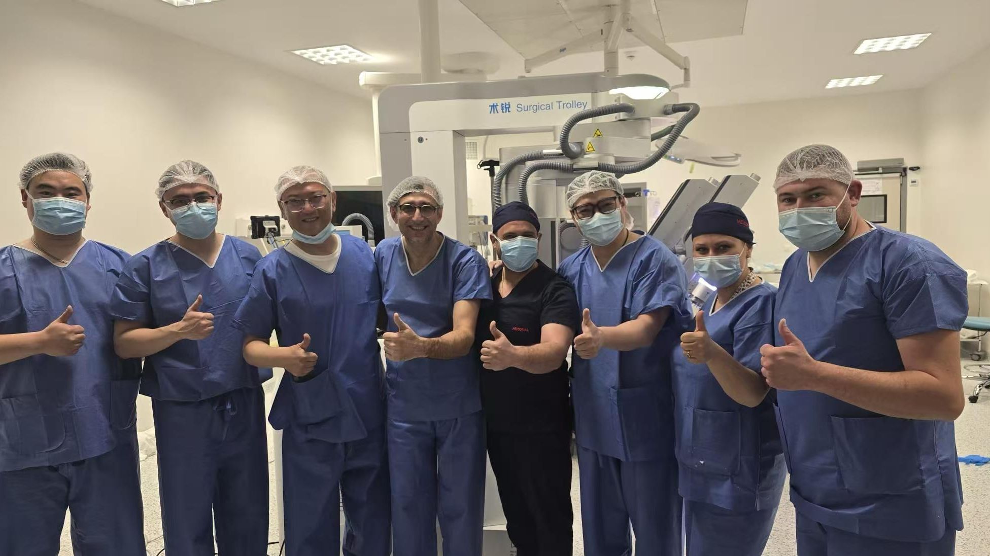 El equipo de Diego González RIvas, tras la operación en China