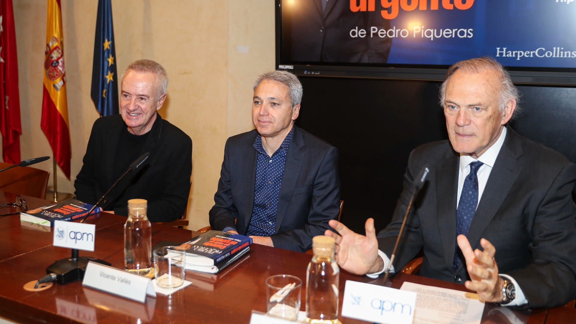 El periodista Pedro Piqueras presenta su libro 'Cuando ya nada es urgente', con Carlos Hipólito y Vicente Vallés.