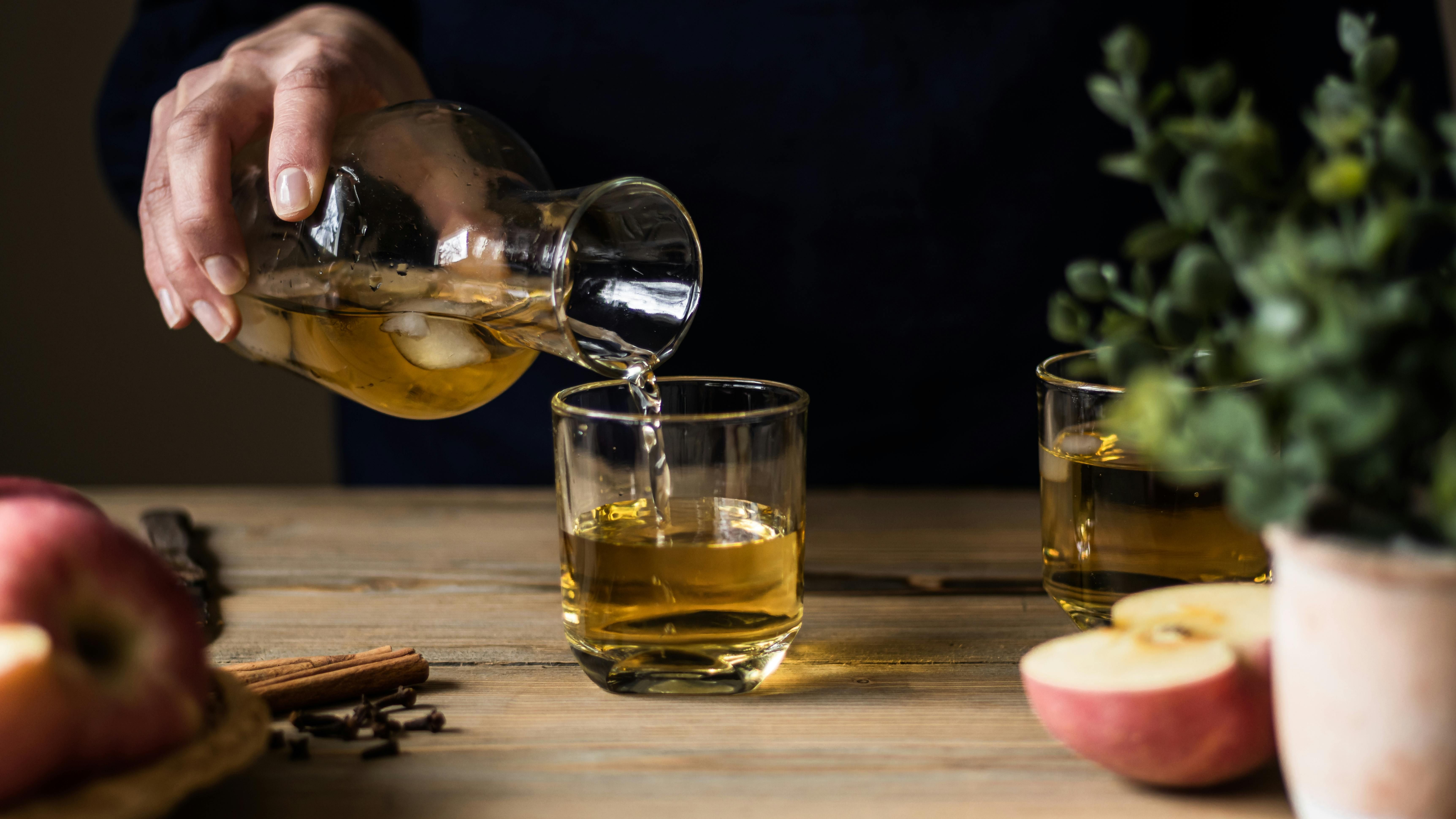 El príncipe Guillermo bebe zumo de manzana en el desayuno. FUENTE: Pexels