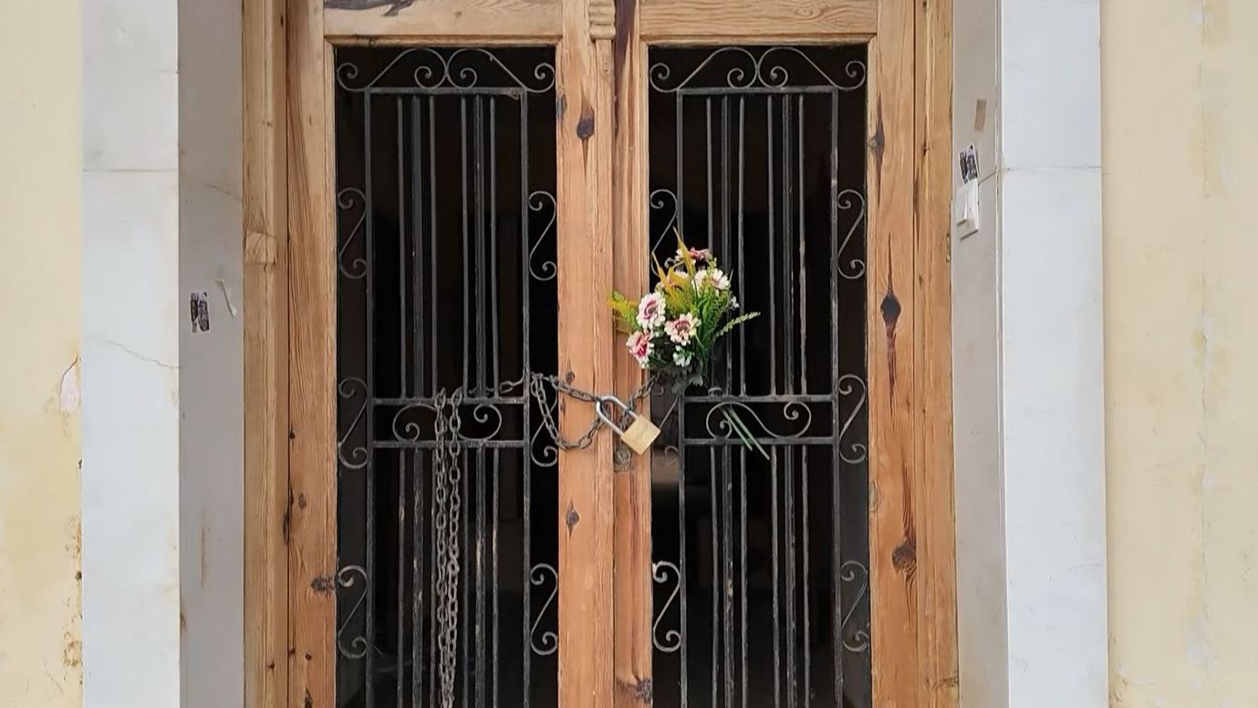 Flores en la puerta de la casa de Salvador y Emilia