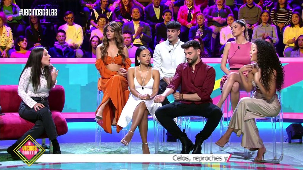 Miguel Frigenti y Marta Peñate aseguran no creerse la buena actitud de Bayan en el vecindario: “Parece que eres Sor Bayan” Los vecinos de la casa de al lado Gala Temporada 2 Top Vídeos 1248