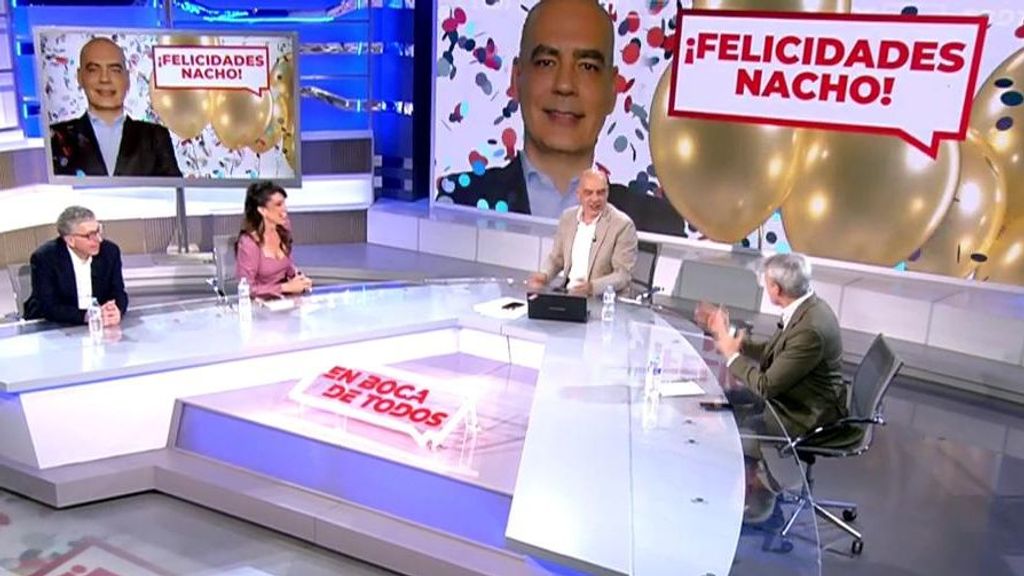 La inesperada y cariñosa felicitación de cumpleaños a Nacho Abad en directo: "Llevábamos un rato aguantándonos"