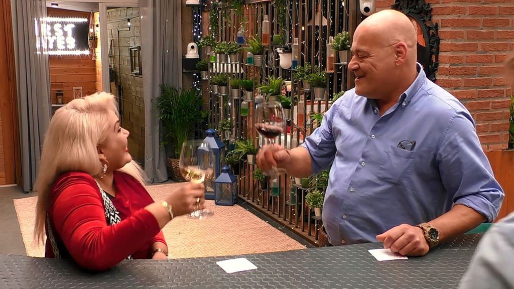 Liliana y Mario brindan al saber que son vecinos