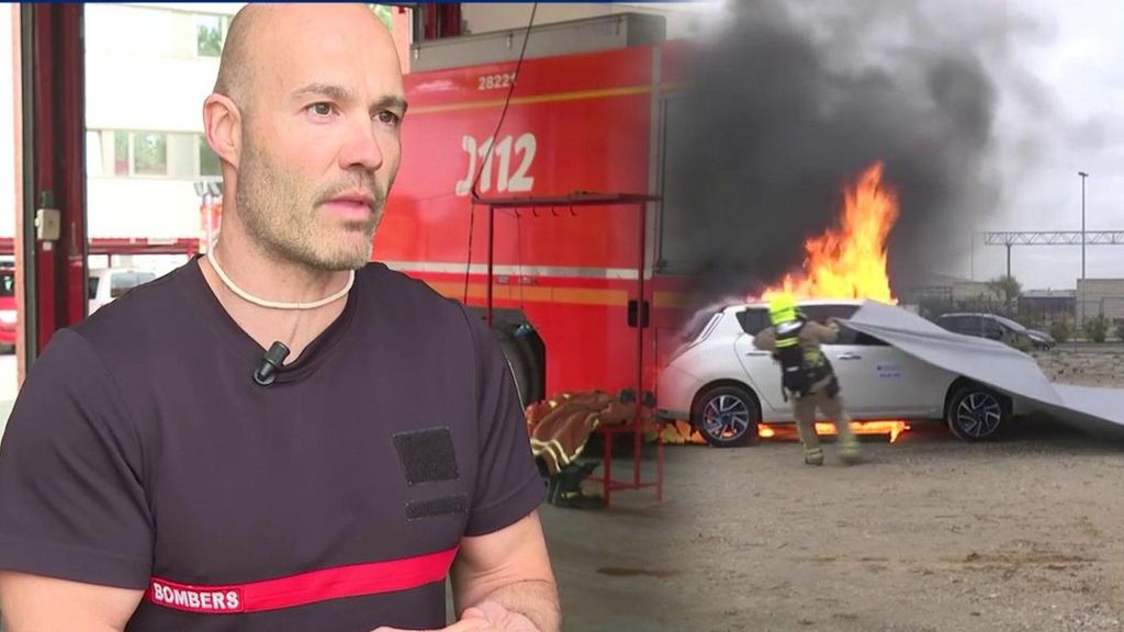 Los bomberos alertan sobre la dificultad de apagar incendios en coches eléctricos.