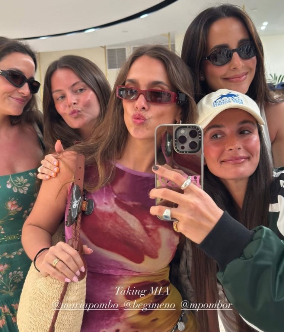 María Pombo, con sus amigas