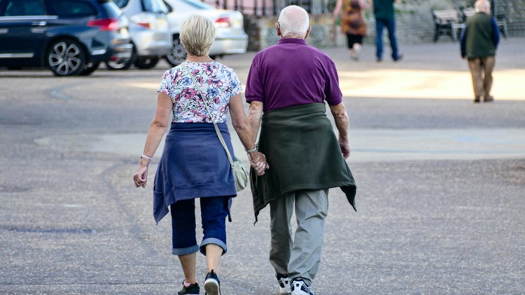Una pareja de jubilados paseando por la calle