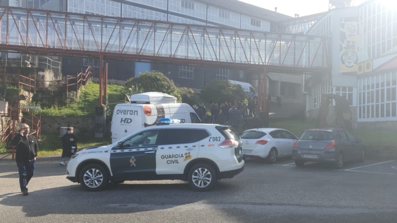 Una patrulla de la Guardia Civil se ha presentado en la planta de Sargadelos de Cervo