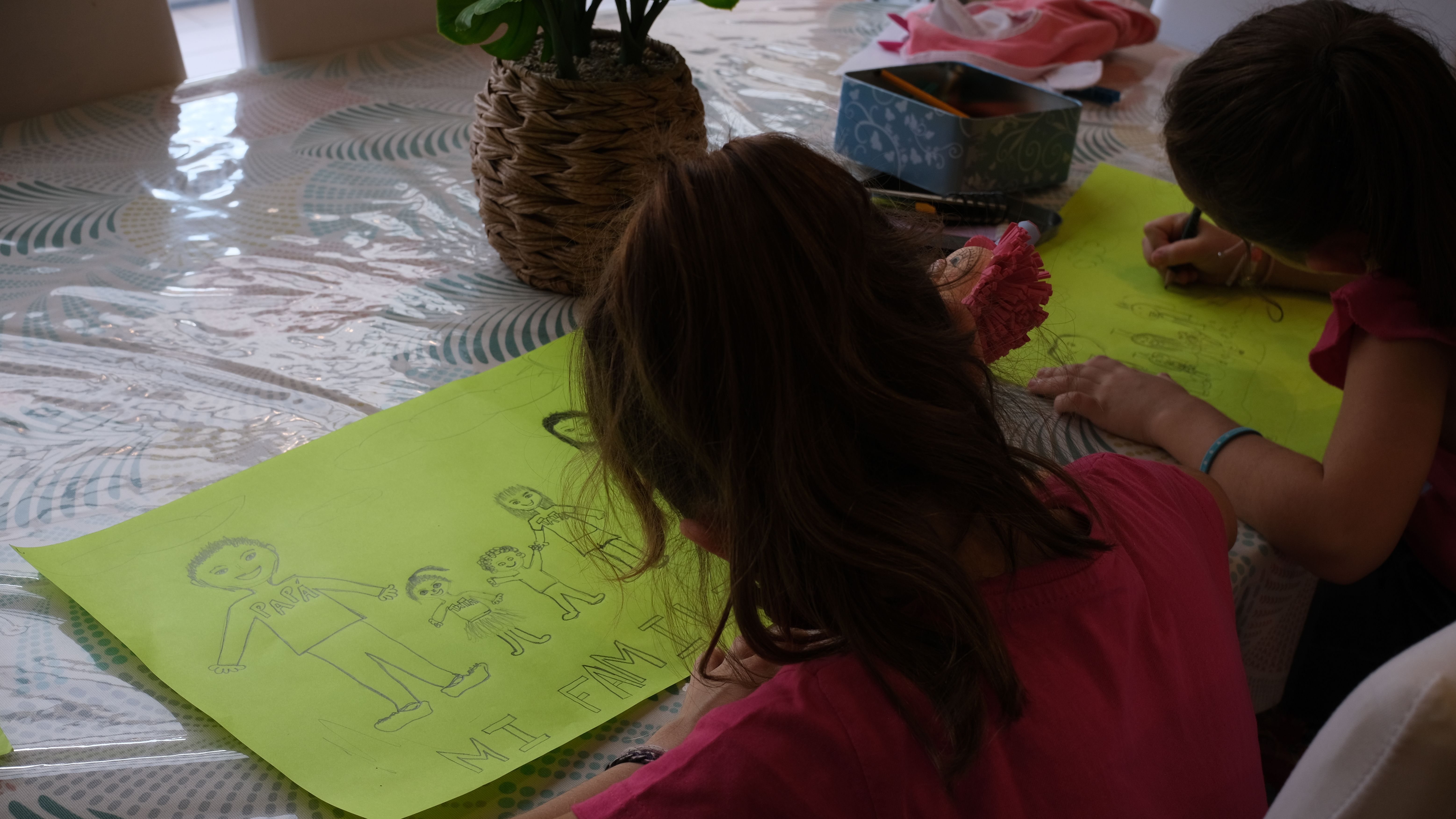 Unas niñas dibujan la manera diversa en la que se construyen las familias Unas niñas dibujan la manera diversa en la que se construyen las familias