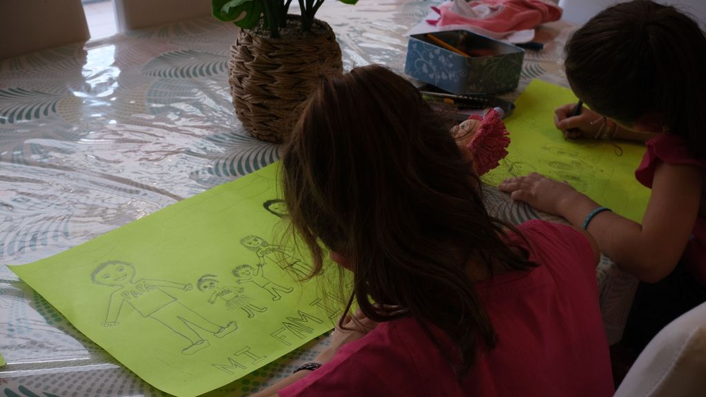 Unas niñas dibujan la manera diversa en la que se construyen las familias